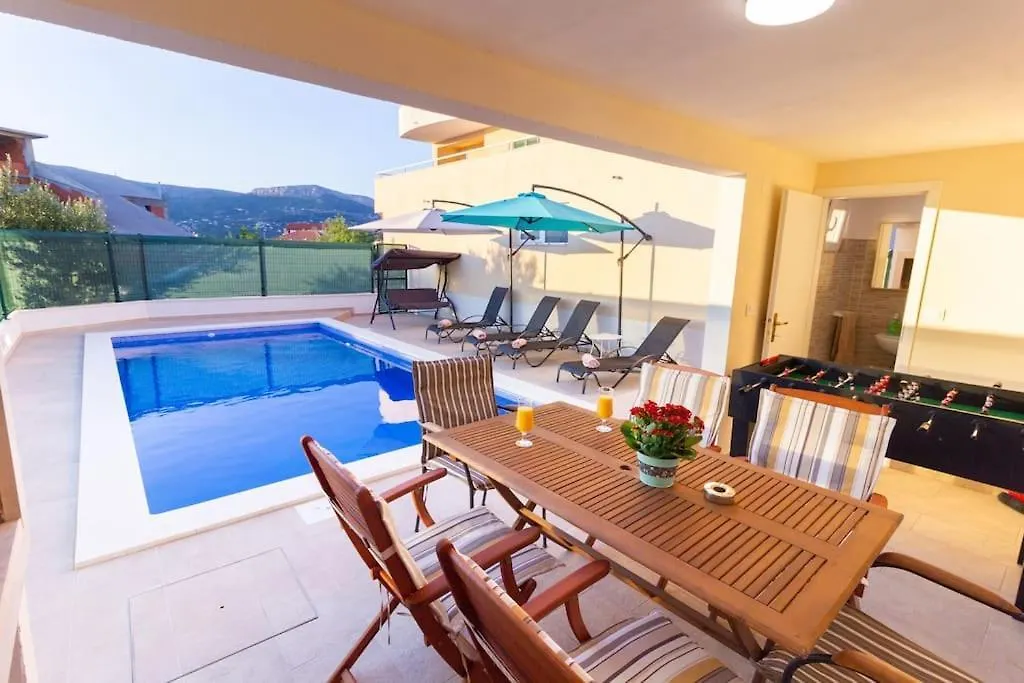 Apartment Renata + Private Swimming Pool In Split