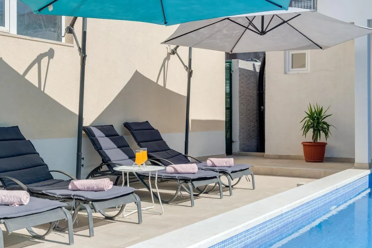Apartment Renata + Private Swimming Pool In Split Croatia