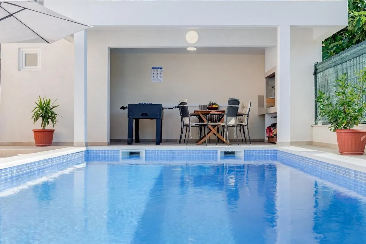 Apartment Renata + Private Swimming Pool In Split