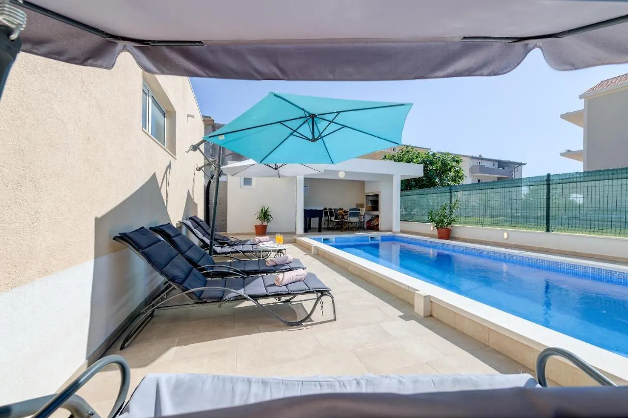 Apartment Renata + Private Swimming Pool In Split