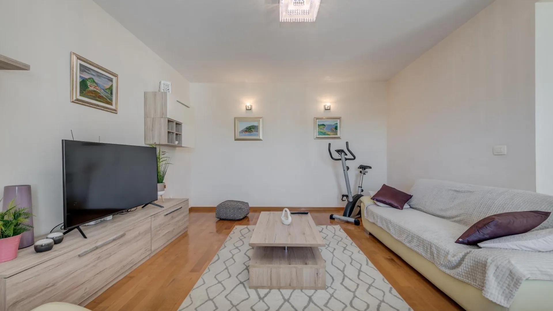 Apartment Renata + Private Swimming Pool In Split