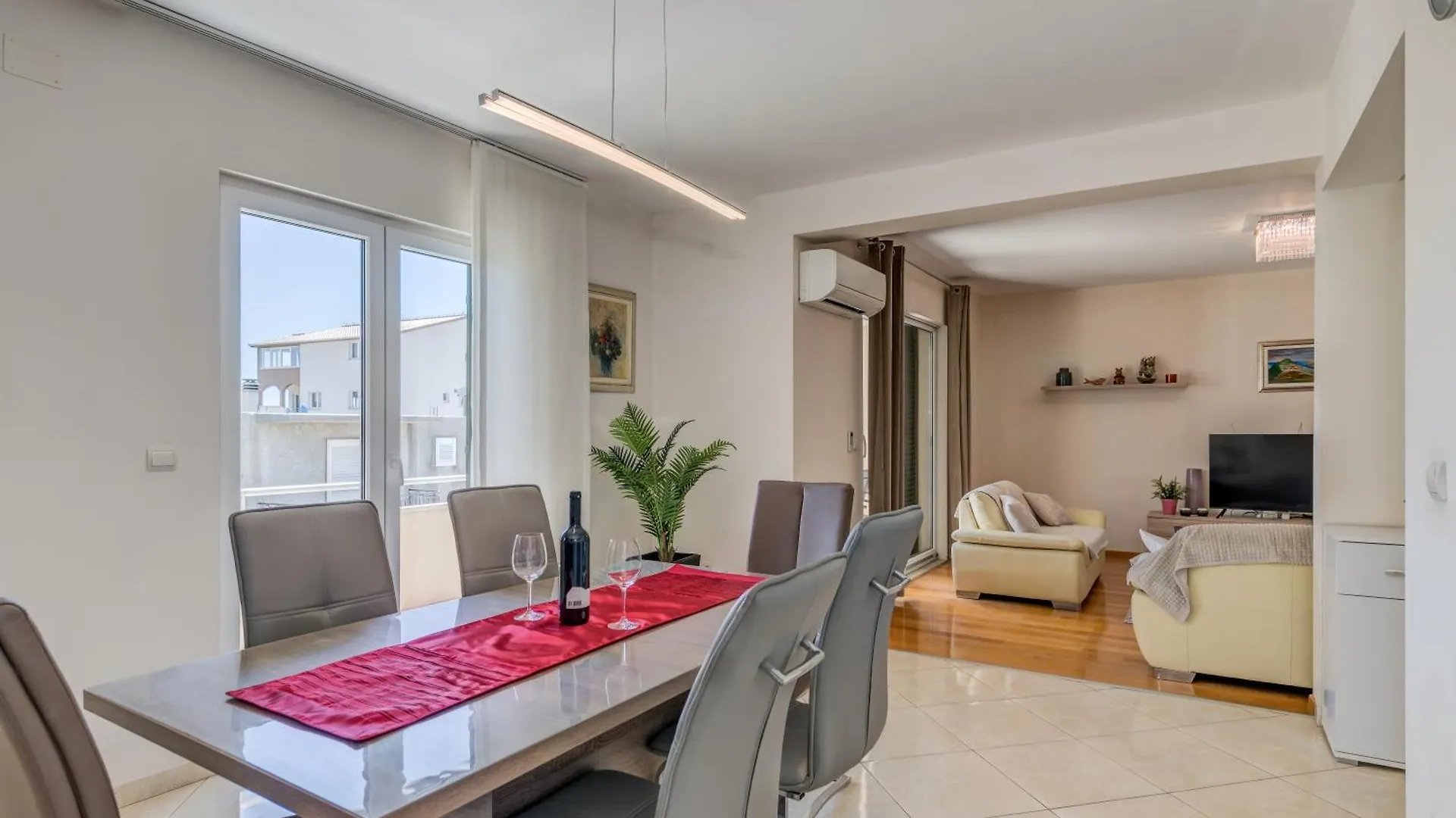 Apartment Renata + Private Swimming Pool In Split