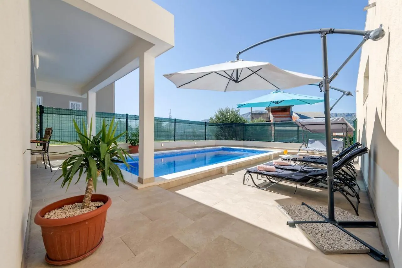 Apartment Renata + Private Swimming Pool In ספליט