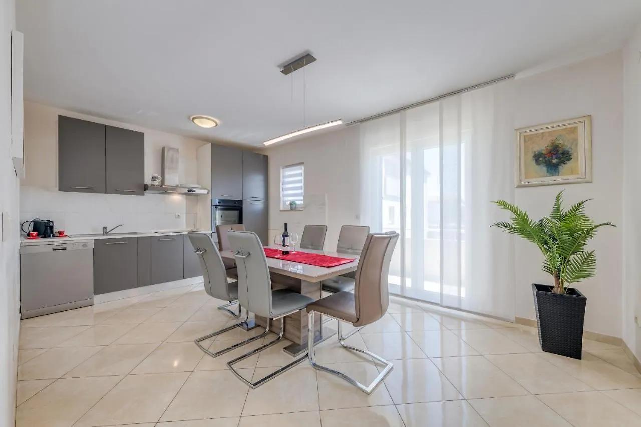 Apartment Renata + Private Swimming Pool In ספליט